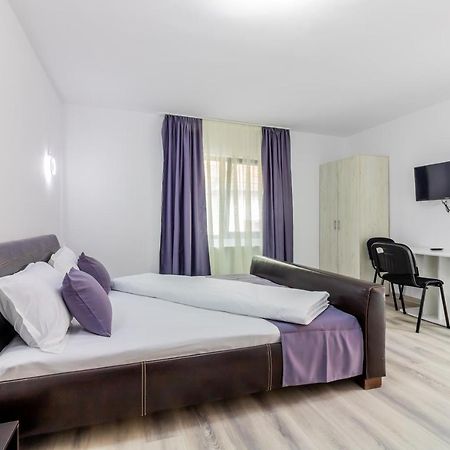 Hotel Pensiunea D & Ylan Novaci-Străini Exterior foto