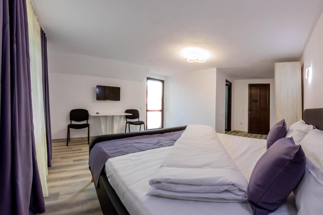 Hotel Pensiunea D & Ylan Novaci-Străini Exterior foto