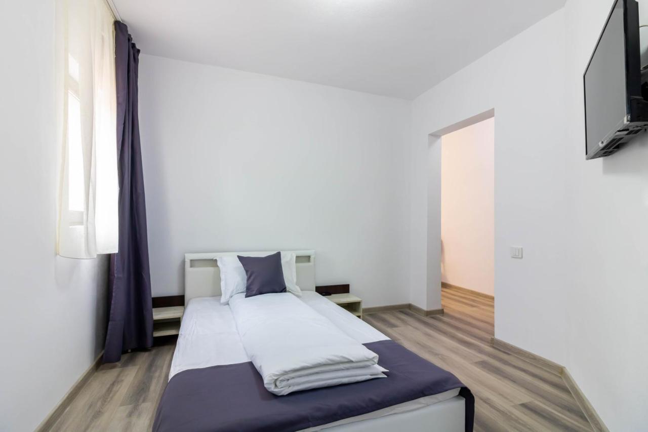 Hotel Pensiunea D & Ylan Novaci-Străini Exterior foto